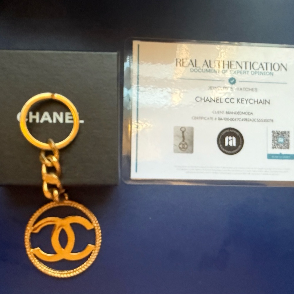 CHANEL Gold Logo Keyring - Picture 5 of 5